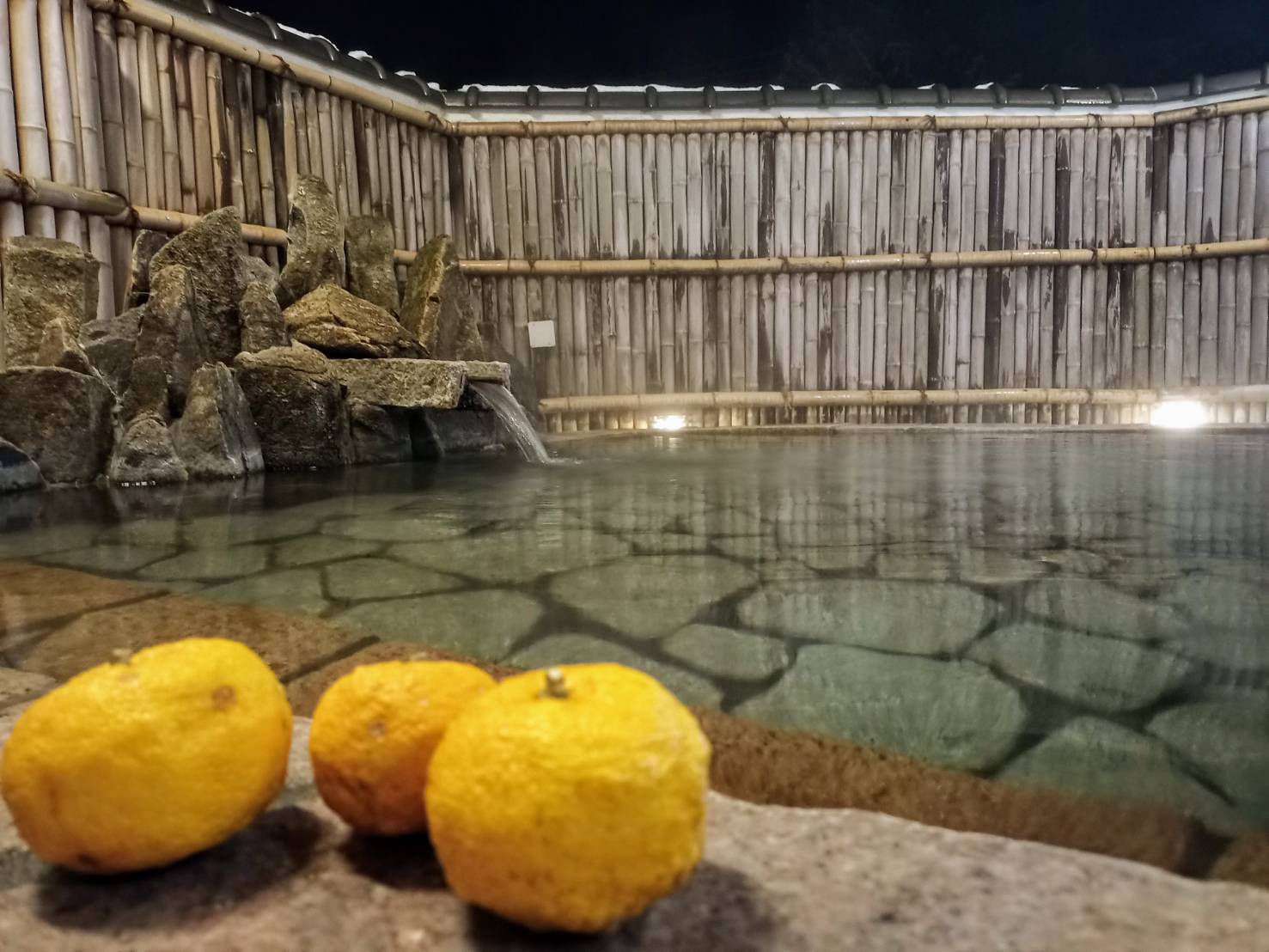 露天風呂のゆず風呂（夜）